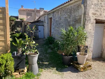 Jardin de l'établissement LES ROCHES gîte