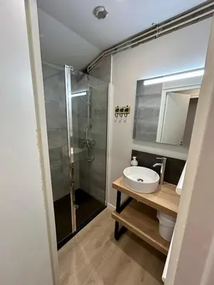 Salle de bains dans l'établissement Olydea Le Hameau de Vouvant