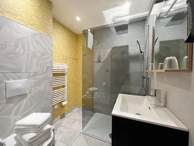 Salle de bains dans l'établissement Le 240b #1
