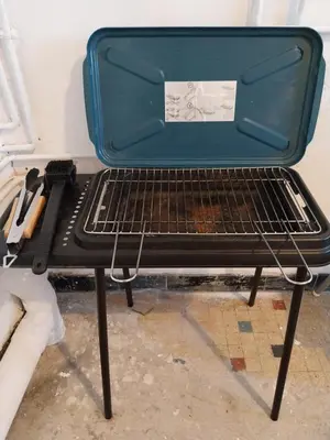 Barbecue disponible mis à disposition des clients de la maison de vacances