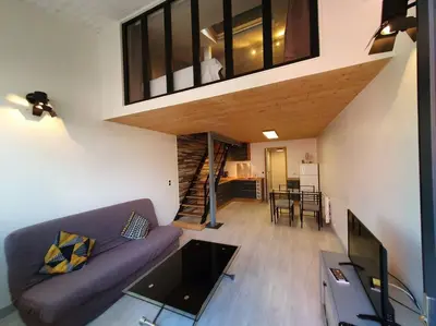 Coin salon dans l'établissement APPARTEMENT CENTRE VILLE AU CALME JARDIN et PARKING PUBLIC