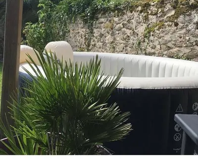 Jardin de l'établissement Maison de charme, raffinée dans village historique