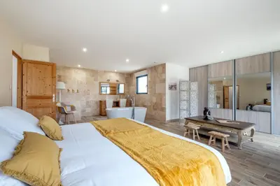 Un ou plusieurs lits dans un hébergement de l'établissement Villa Boyard - Pour 10 avec piscine privée et jacuzzi