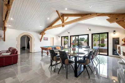 Coin salon dans l'établissement Villa Boyard - Pour 10 avec piscine privée et jacuzzi