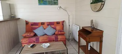 Coin salon dans l'établissement Charmante maisonnette proche plage