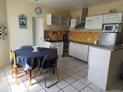 Cuisine ou kitchenette dans l'établissement Charmante maisonnette proche plage
