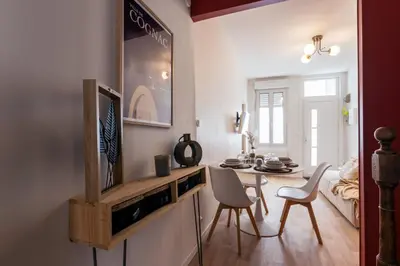 Télévision ou salle de divertissement dans l'établissement Coquette maison & extérieur