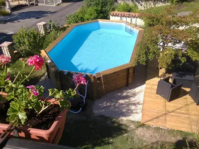 Piscine de l'établissement Manoir Le Cristal chambres d'hotes , Futuroscope apd 35 euros ou située à proximité