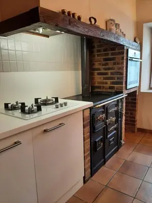 Cuisine ou kitchenette dans l'établissement La Maison d'Albert et Julia à 12 mn du Futuroscope