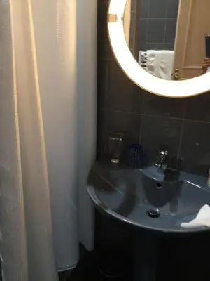 Salle de bains dans l'établissement L’orangerie du Général