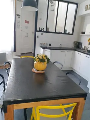 Cuisine ou kitchenette dans l'établissement Maison sur le quai