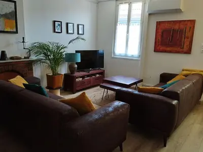 Coin salon dans l'établissement Charmante maison à Corme-Royal