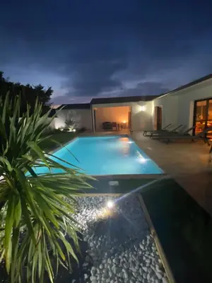 Piscine de l'établissement maison la rochelle 3 étoiles ou située à proximité