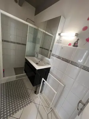 Salle de bains dans l'établissement La Petite Angerienne