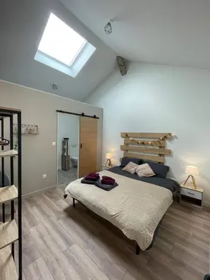Un ou plusieurs lits dans un hébergement de l'établissement Les Iris - Chambre Chêne - petit déjeuner
