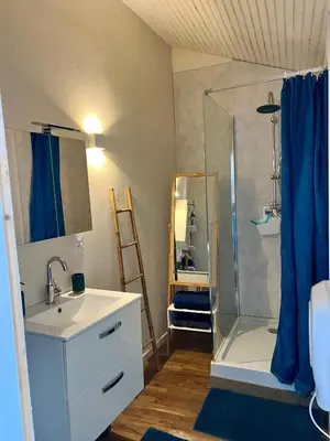 Salle de bains dans l'établissement L'écolier futuroscope 4 personnes