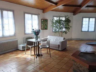 Coin salon dans l'établissement Hôtel Le Cheval Blanc