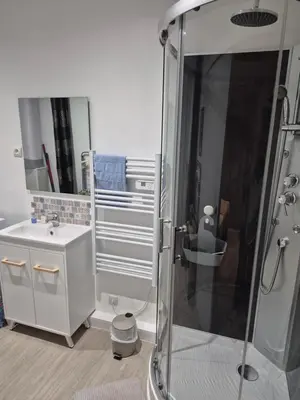 Salle de bains dans l'établissement Le Colibri