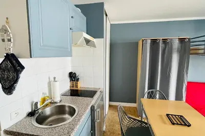 Cuisine ou kitchenette dans l'établissement Lovely studio near the old port and train station