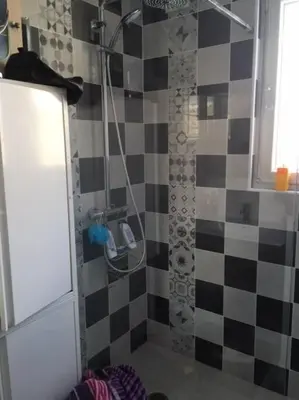 Salle de bains dans l'établissement Maison de ville terrasse piscine jardin