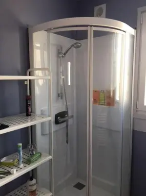 Salle de bains dans l'établissement Maison de ville terrasse piscine jardin
