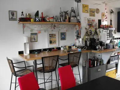 Cuisine ou kitchenette dans l'établissement Maison de ville terrasse piscine jardin
