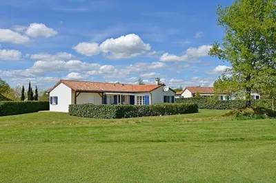 Jardin de l'établissement Luxury Villa in France with Pool