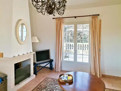 Télévision ou salle de divertissement dans l'établissement Villa with garden near beautiful golf course