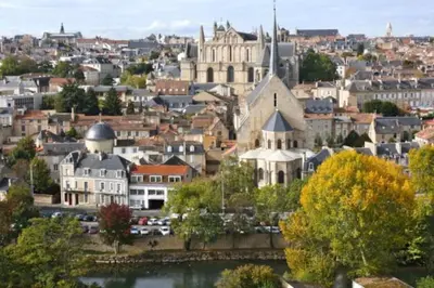 Vue générale sur Salles-en-Toulon ou vue de la ville depuis la maison de vacances