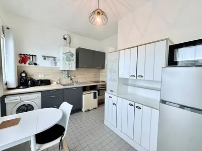 Cuisine ou kitchenette dans l'établissement Détente côté port et cure thermale
