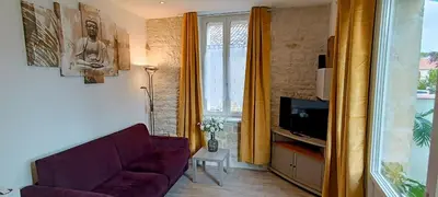 Télévision ou salle de divertissement dans l'établissement Le Cosyhome de Fontenay I Grand Parking & Netflix & Salon de Jardin