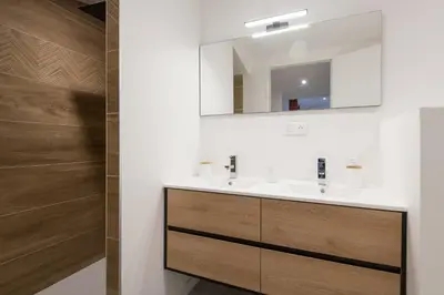 Salle de bains dans l'établissement Magnifique T2 classé trois étoiles, hypercentre Rochefort, arrivée autonome