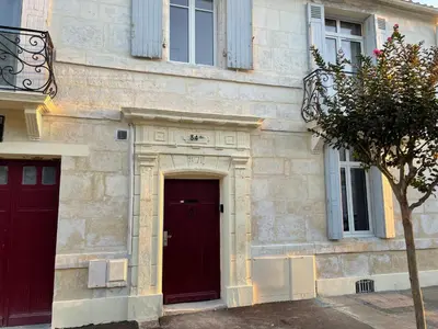 Façade ou entrée de l'établissement Magnifique T2 classé trois étoiles, hypercentre Rochefort, arrivée autonome