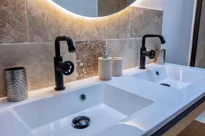 Salle de bains dans l'établissement Villa avec Jacuzzi et Clim à Marsilly
