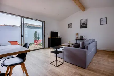 Télévision ou salle de divertissement dans l'établissement Villa avec Jacuzzi et Clim à Marsilly
