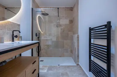 Salle de bains dans l'établissement Villa avec Jacuzzi et Clim à Marsilly