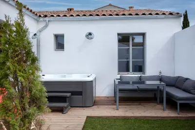 Coin salon dans l'établissement Villa avec Jacuzzi et Clim à Marsilly