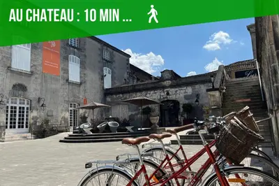 Vélo sur le terrain de l'établissement Le Cocoon, studio centre, wifi, stationnement ou dans les environs