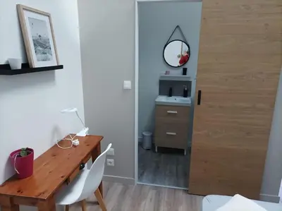 Cuisine ou kitchenette dans l'établissement Maison Les Iris - 3 chambres et 3 salles de bain - 3 à 6 personnes - Futuroscope