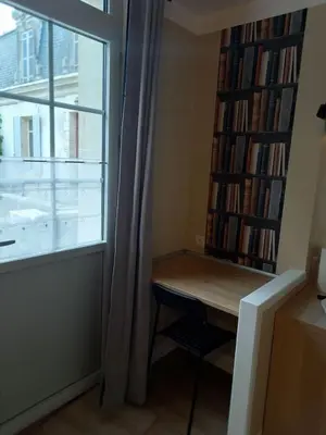 Bibliothèque dans l'appartement