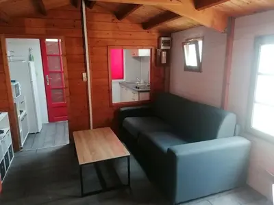 Coin salon dans l'établissement La Cabane.