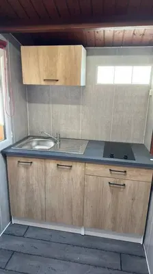 Cuisine ou kitchenette dans l'établissement La Cabane.