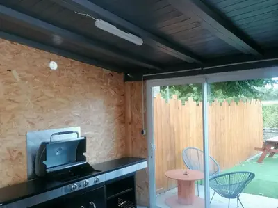 Cuisine ou kitchenette dans l'établissement La Cabane.
