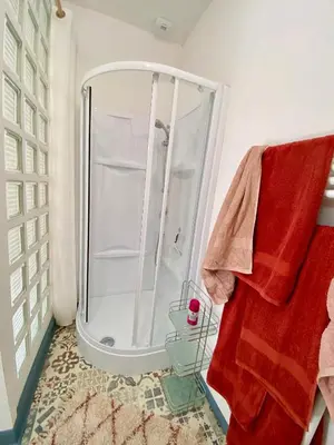 Salle de bains dans l'établissement Le Pavillon, Grand Manoir du XVIIe avec Piscine, Bain Nordique et accès privé à la Charente