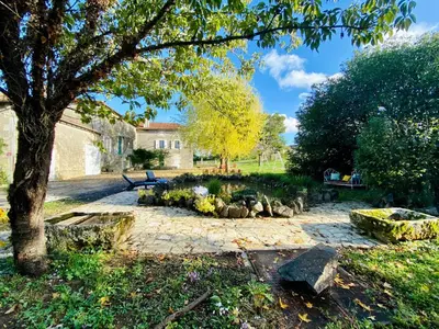 Jardin de l'établissement Le Pavillon, Grand Manoir du XVIIe avec Piscine, Bain Nordique et accès privé à la Charente