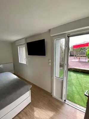 Télévision ou salle de divertissement dans l'établissement LOFT Jardin et Spa