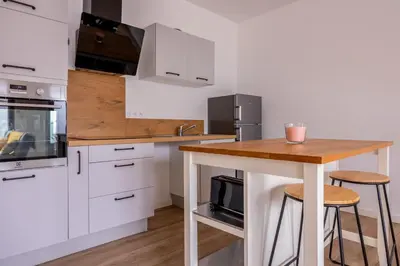 Cuisine ou kitchenette dans l'établissement Un cocon climatisé avec jacuzzi