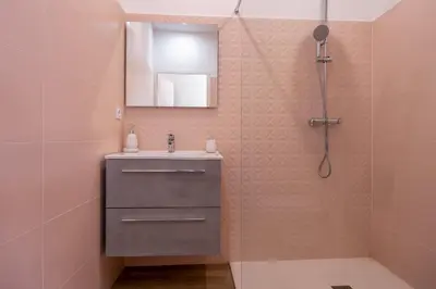 Salle de bains dans l'établissement Un cocon climatisé avec jacuzzi