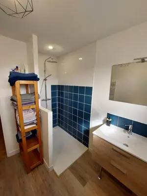 Salle de bains dans l'établissement Maison plein centre COULON MARAIS POITEVIN