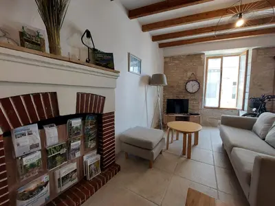 Coin salon dans l'établissement Maison plein centre COULON MARAIS POITEVIN